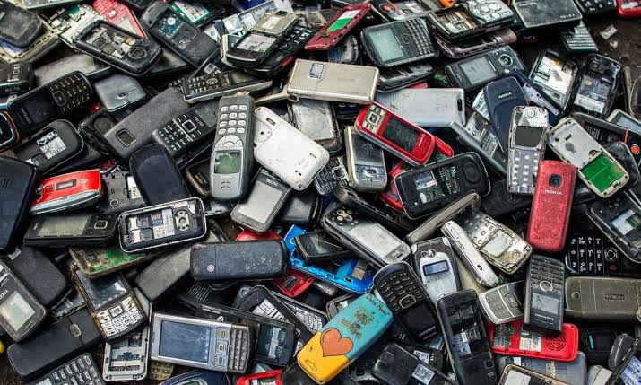 Bu yıl sonuna kadar 5.3 milyar cep telefonu çöpe gidecek