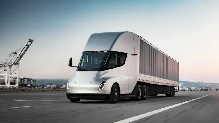 Tesla elektrikli kamyonu Semi’nin üretimine başladı