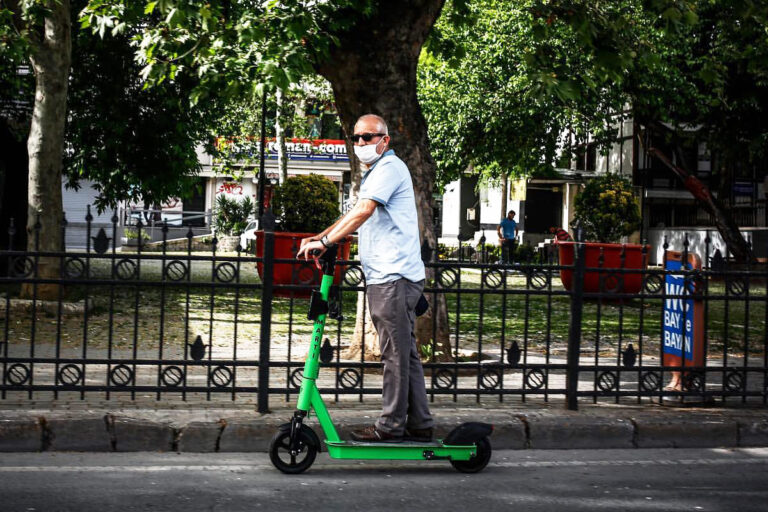 Kadıköy Belediyesi’nden, scooter’ları toplama kararı!