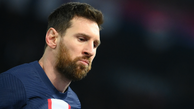 Lionel Messi depremzedeler için formasını bağışladı