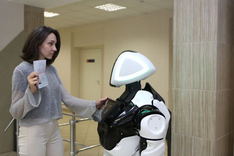 Rusya’da ilk insansı bekçi robot göreve başladı