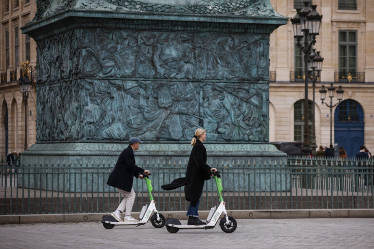 Paris’te kiralık elektrikli scooter’lar yasaklandı