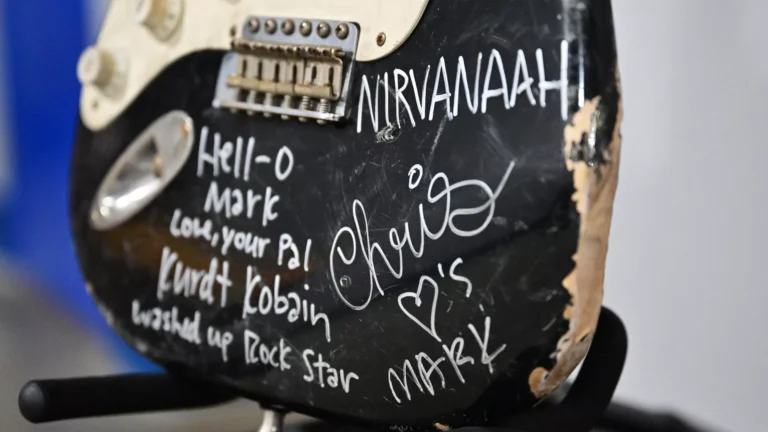 Kurt Cobain’in sahnede parçaladığı gitar rekor fiyata satıldı